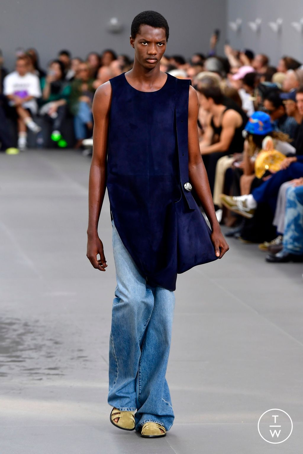 Fashion Week Paris Spring/Summer 2024 look 8 from the Loewe collection menswear