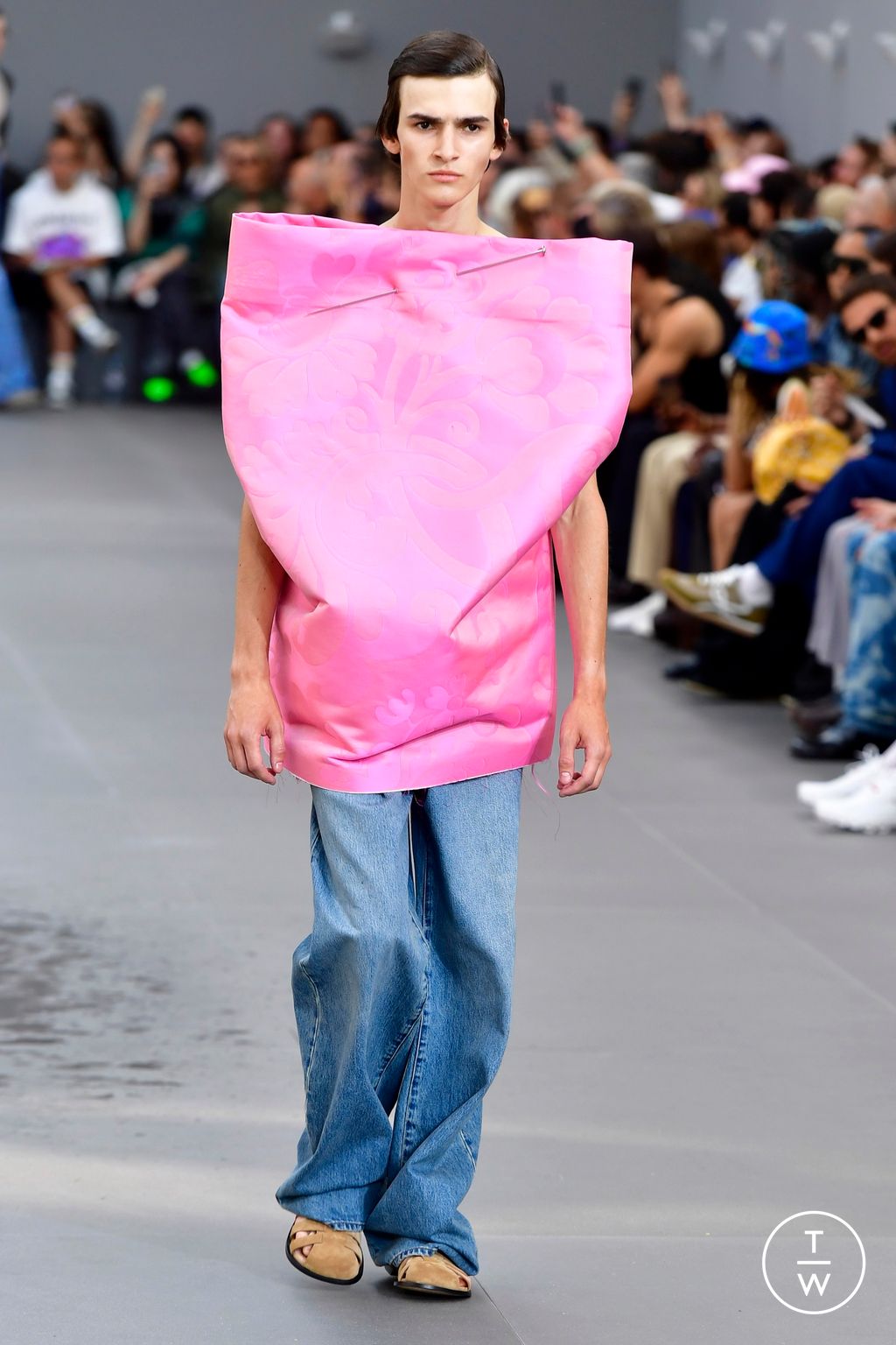 Fashion Week Paris Spring/Summer 2024 look 12 from the Loewe collection 男装