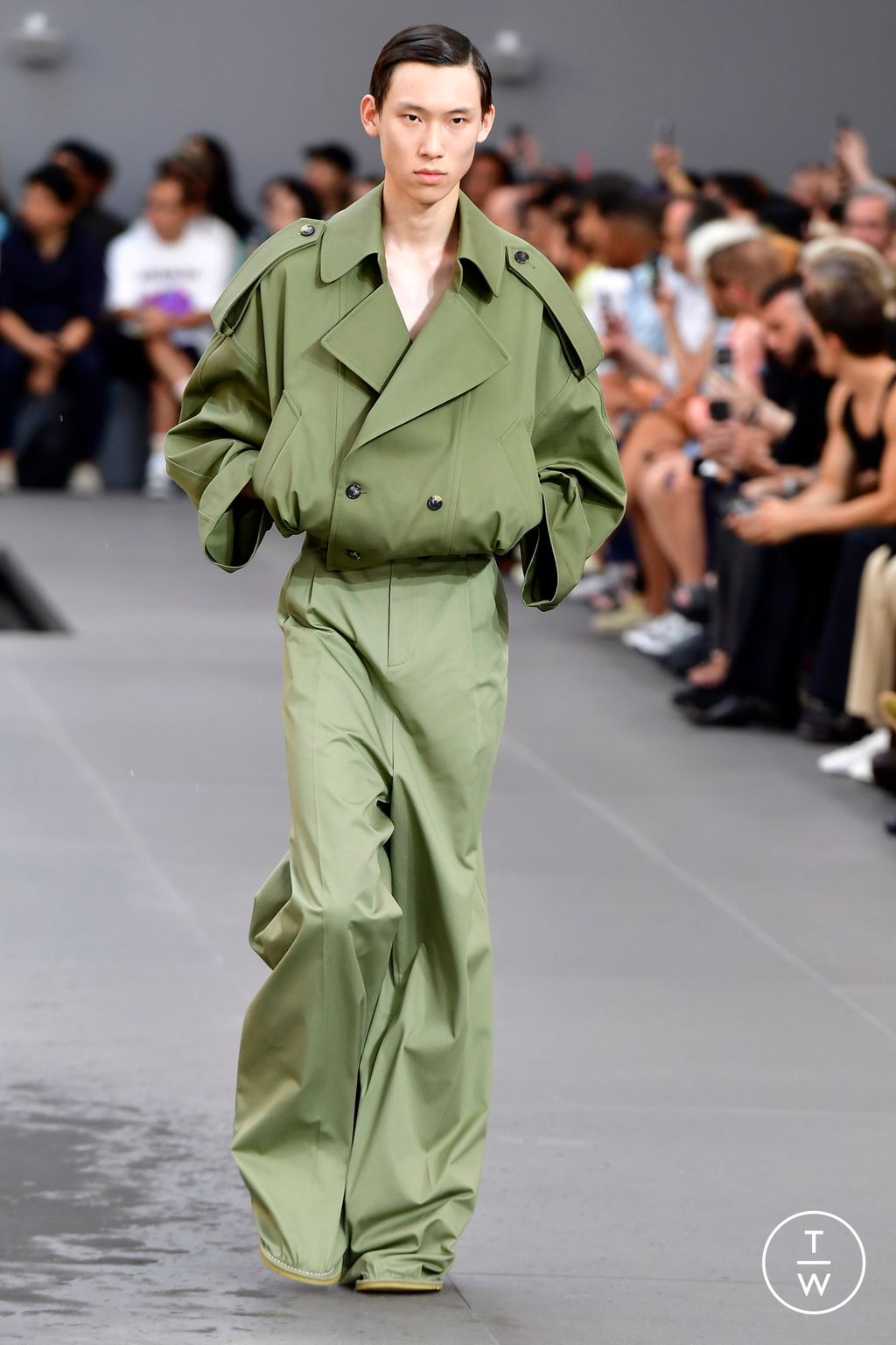 Fashion Week Paris Spring/Summer 2024 look 15 de la collection Loewe menswear