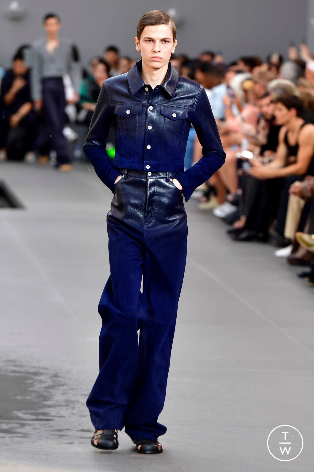 Fashion Week Paris Spring/Summer 2024 look 18 from the Loewe collection 男装