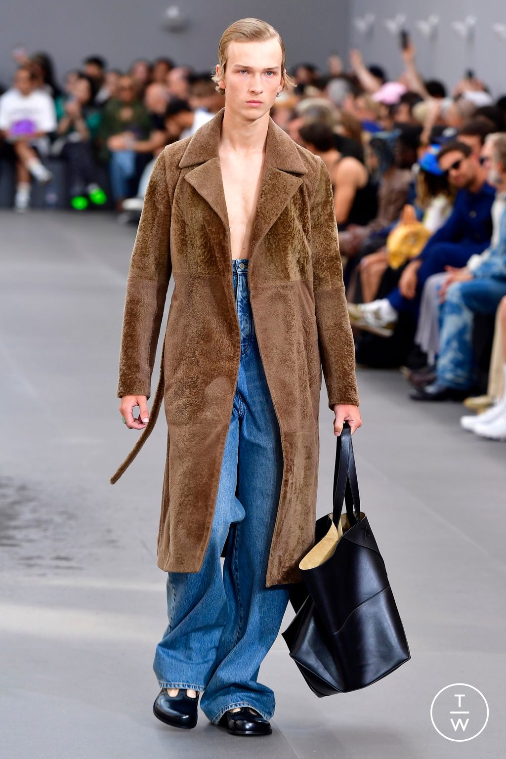 Fashion Week Paris Spring/Summer 2024 look 21 from the Loewe collection menswear