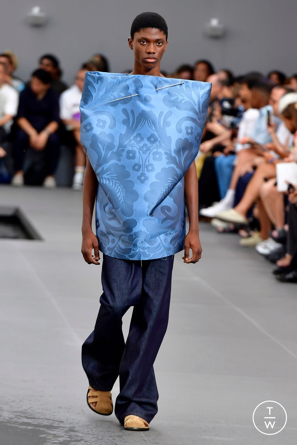 Fashion Week Paris Spring/Summer 2024 look 25 from the Loewe collection menswear