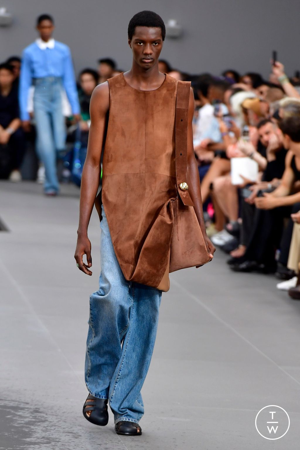 Fashion Week Paris Spring/Summer 2024 look 29 from the Loewe collection menswear