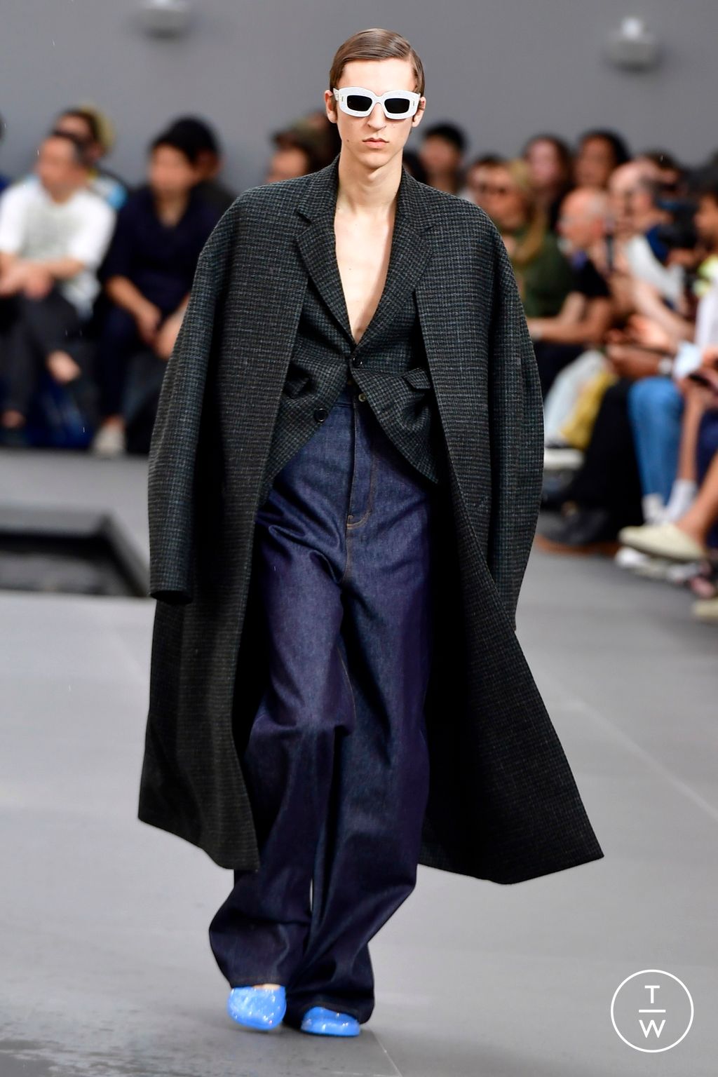 Fashion Week Paris Spring/Summer 2024 look 33 from the Loewe collection menswear