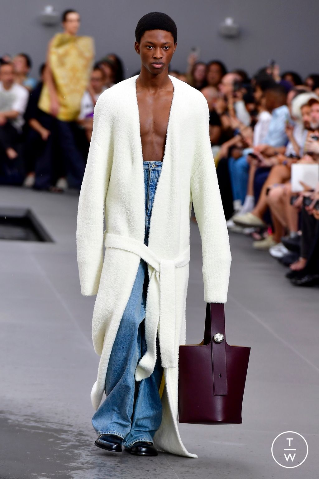 Fashion Week Paris Spring/Summer 2024 look 34 from the Loewe collection 男装