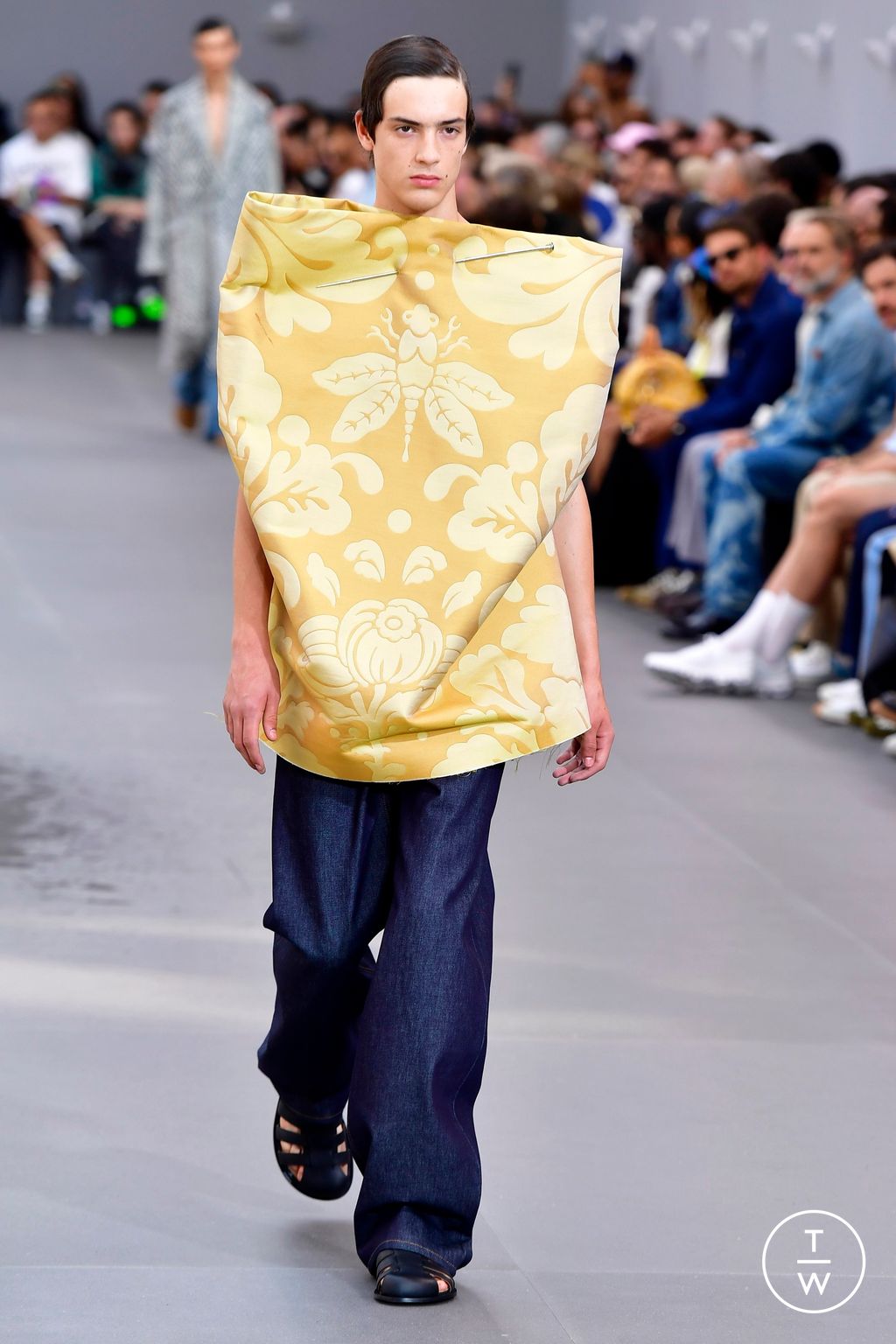Fashion Week Paris Spring/Summer 2024 look 35 from the Loewe collection menswear
