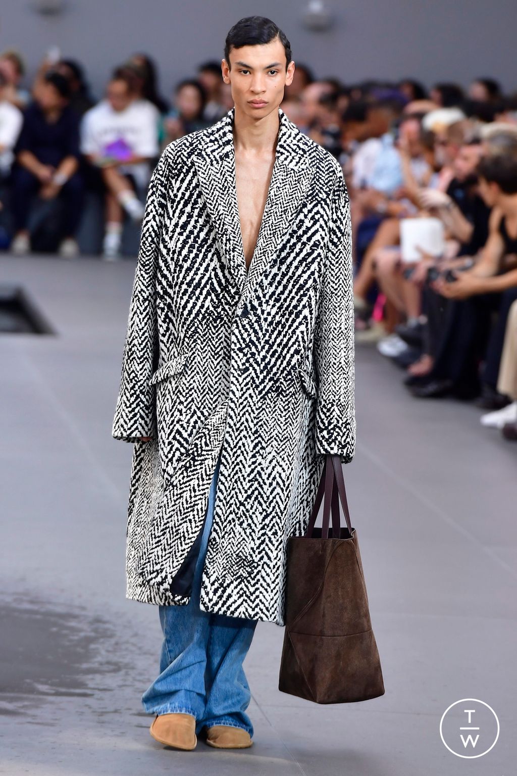 Fashion Week Paris Spring/Summer 2024 look 36 from the Loewe collection menswear