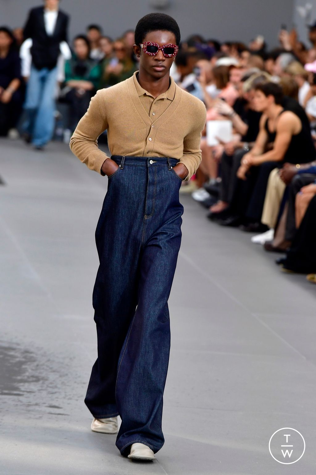 Fashion Week Paris Spring/Summer 2024 look 38 from the Loewe collection menswear
