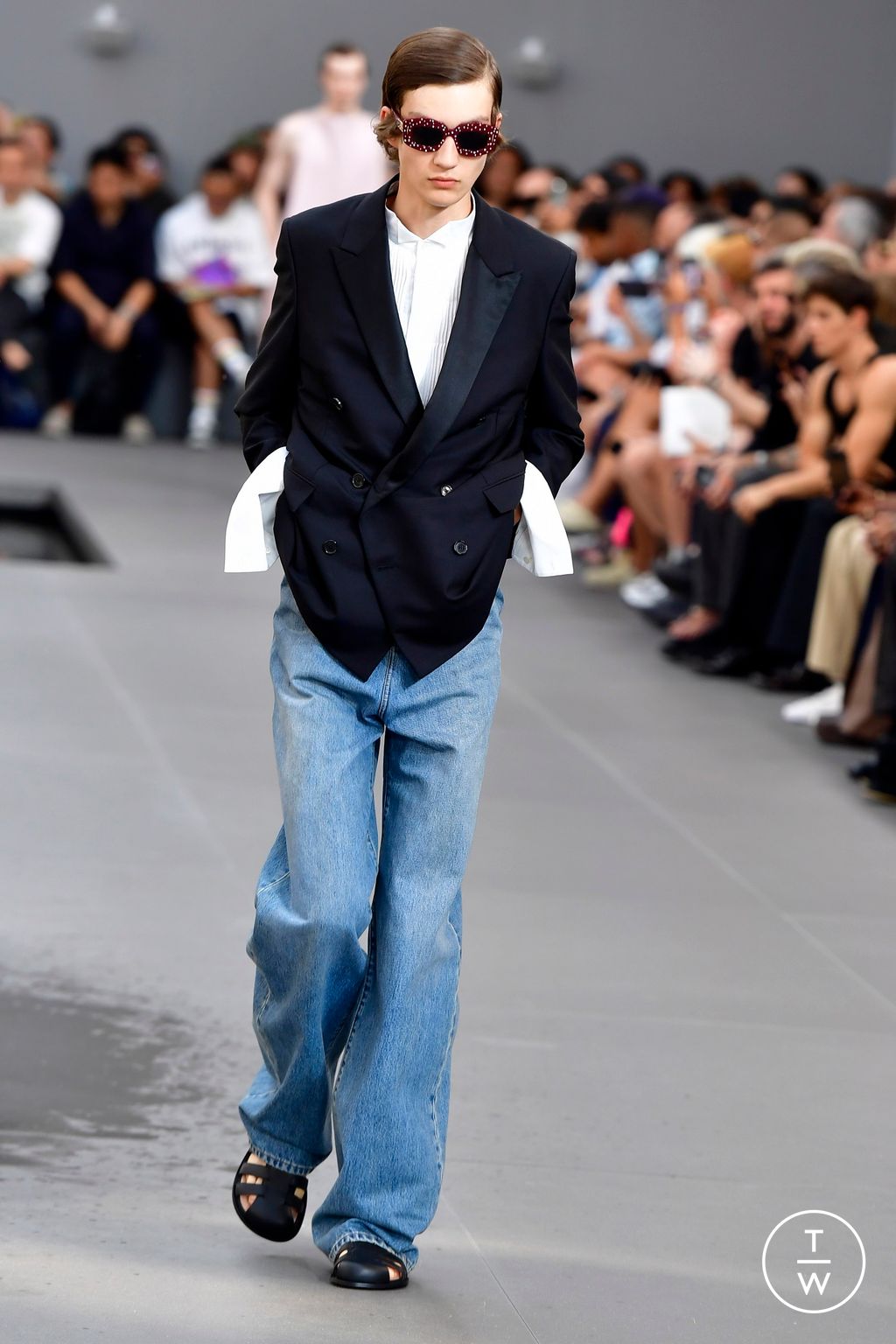 Fashion Week Paris Spring/Summer 2024 look 39 from the Loewe collection 男装