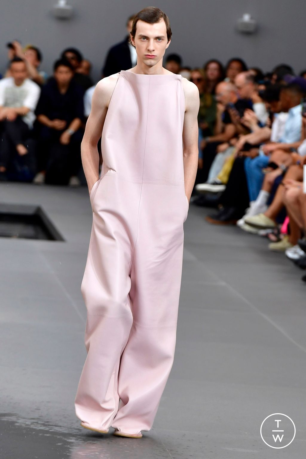 Fashion Week Paris Spring/Summer 2024 look 40 de la collection Loewe menswear