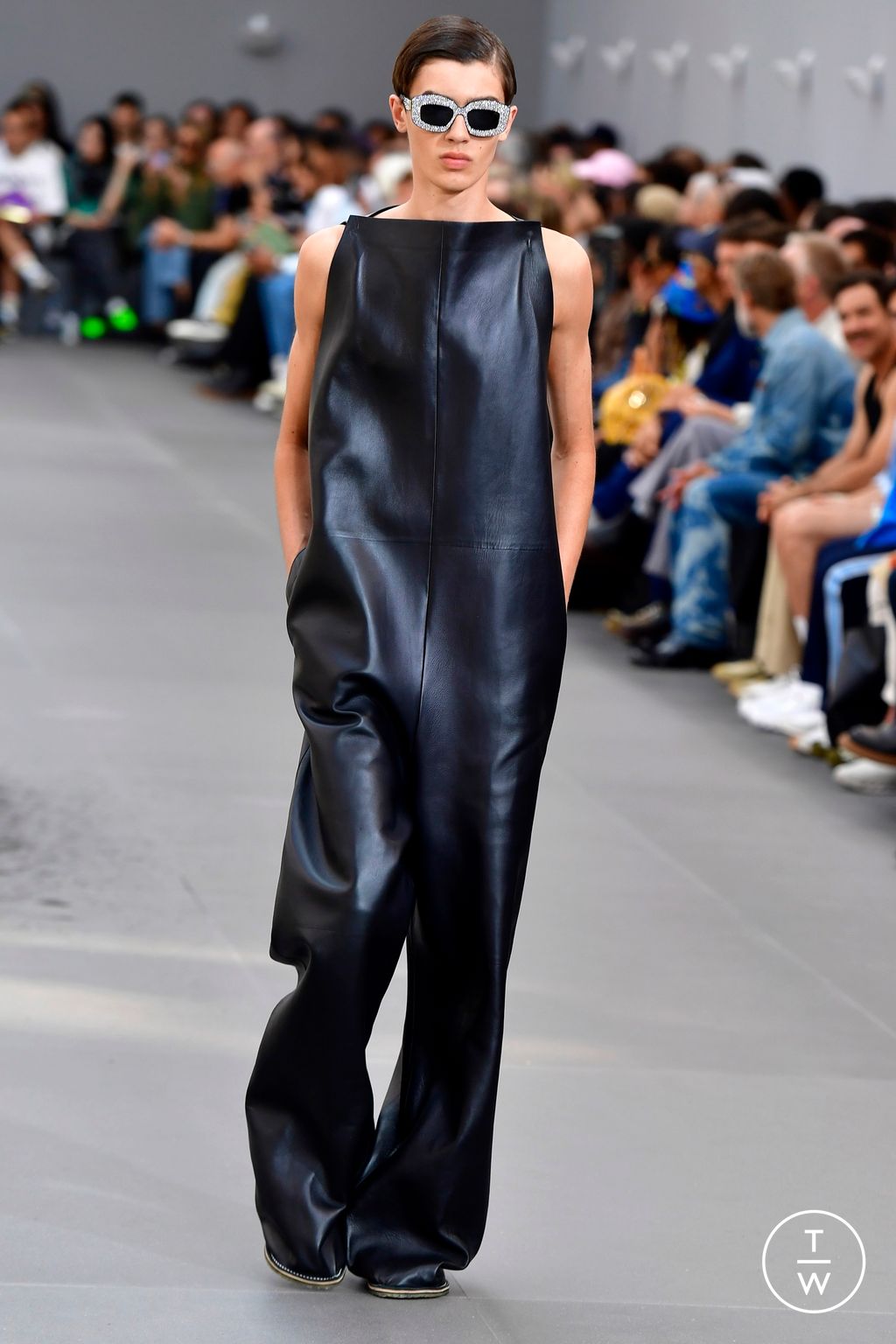 Fashion Week Paris Spring/Summer 2024 look 47 from the Loewe collection 男装