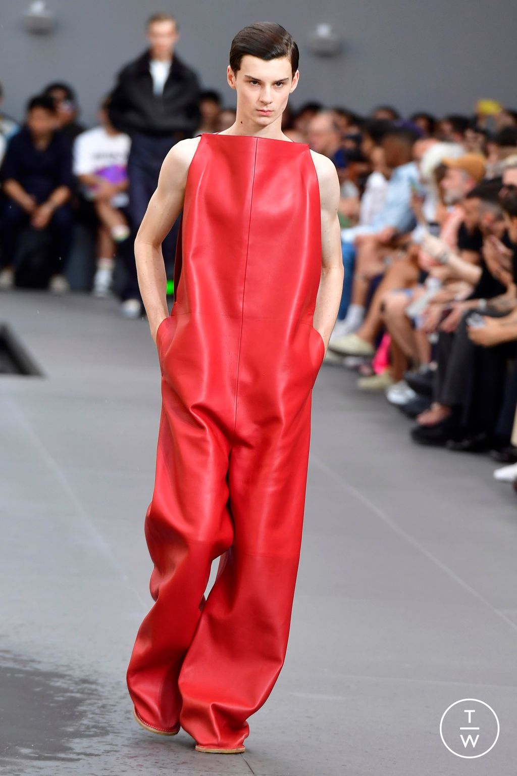 Fashion Week Paris Spring/Summer 2024 look 49 from the Loewe collection 男装