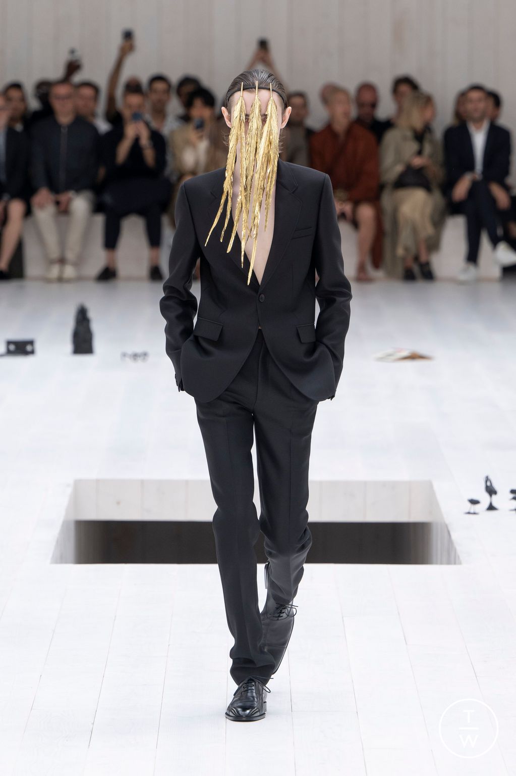 Fashion Week Paris Spring-Summer 2025 look 1 from the Loewe collection 男装