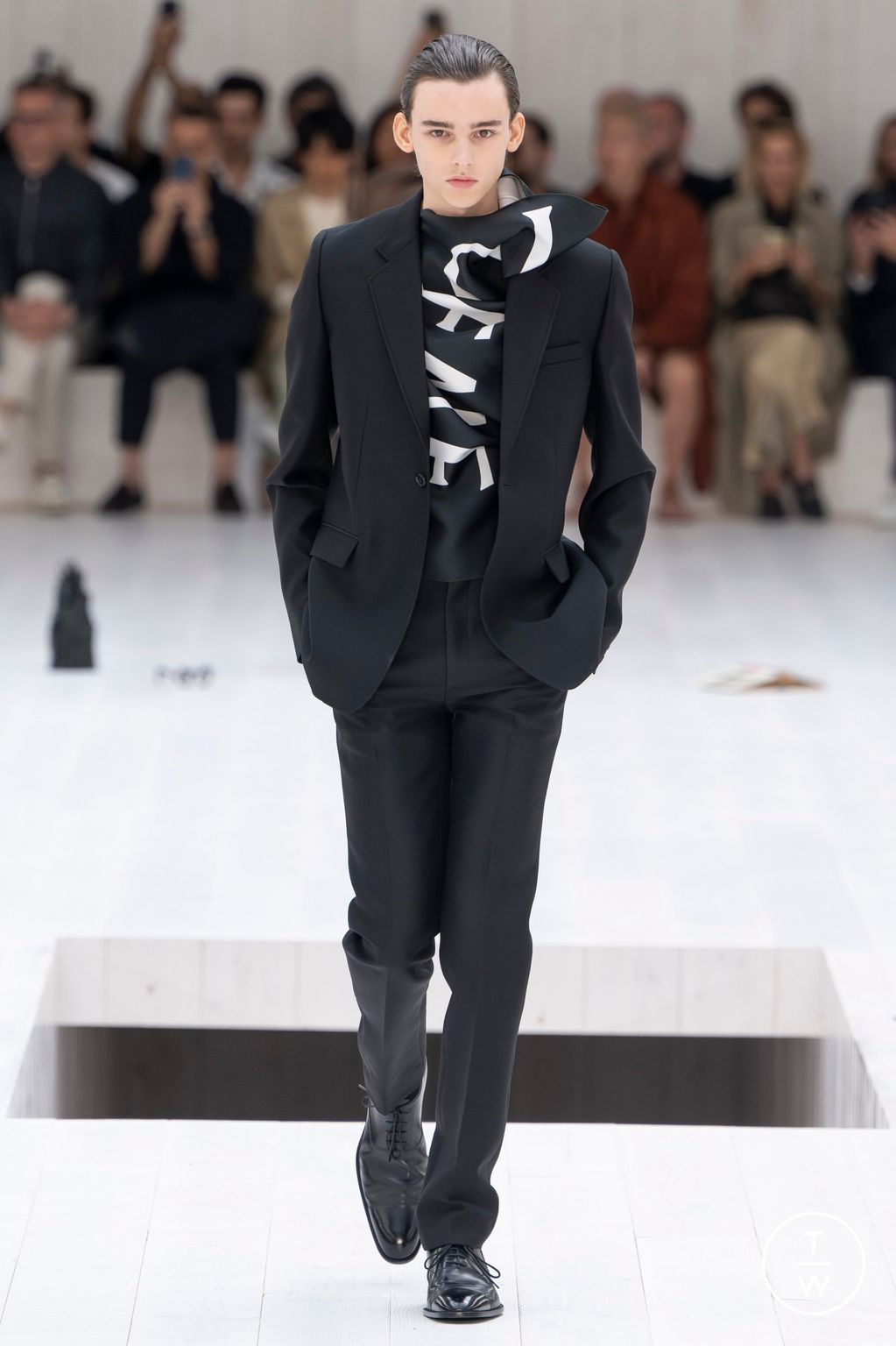 Fashion Week Paris Spring/Summer 2025 look 3 from the Loewe collection menswear