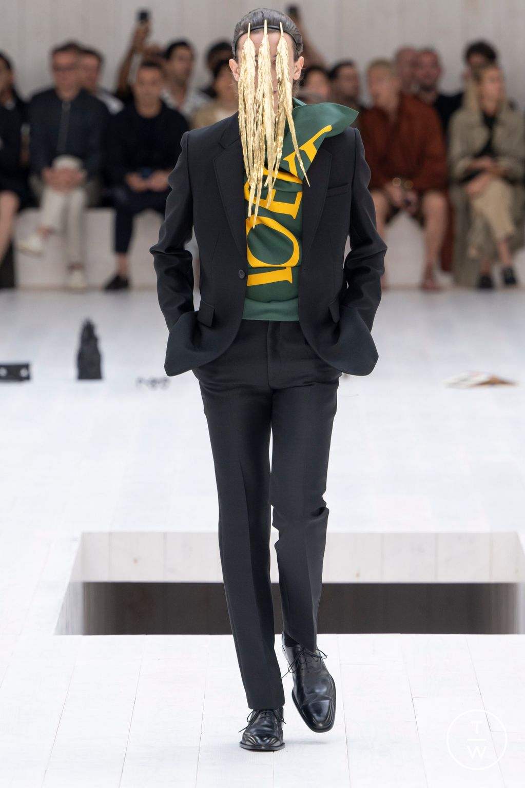 Fashion Week Paris Spring/Summer 2025 look 4 from the Loewe collection menswear