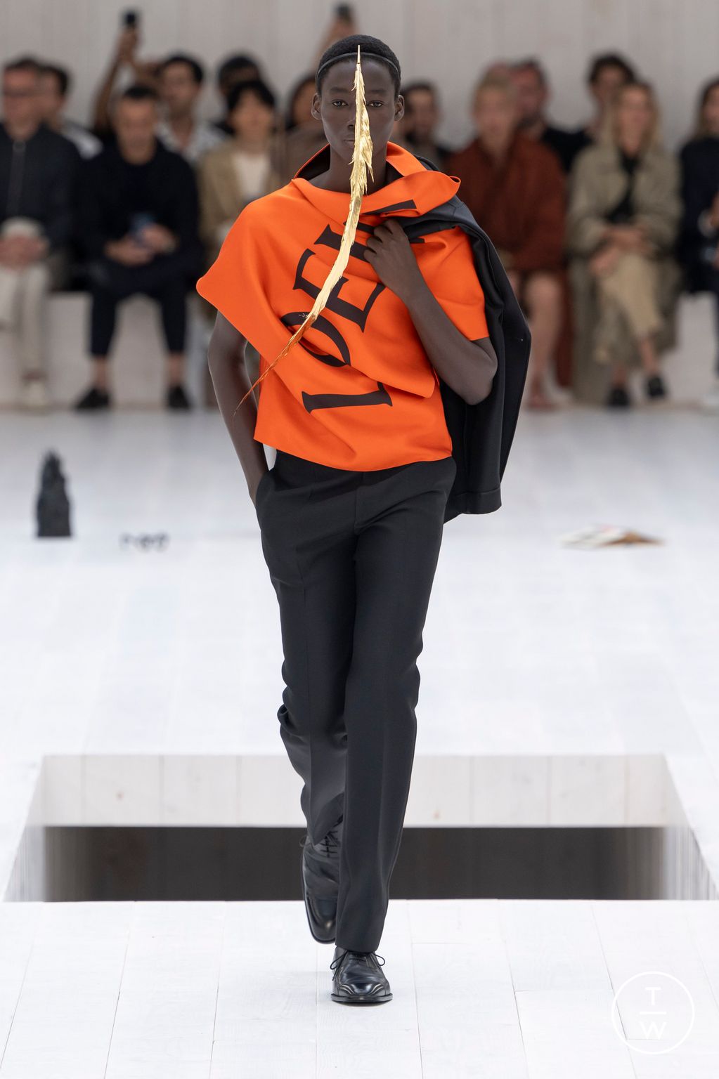 Fashion Week Paris Spring-Summer 2025 look 5 from the Loewe collection 男装