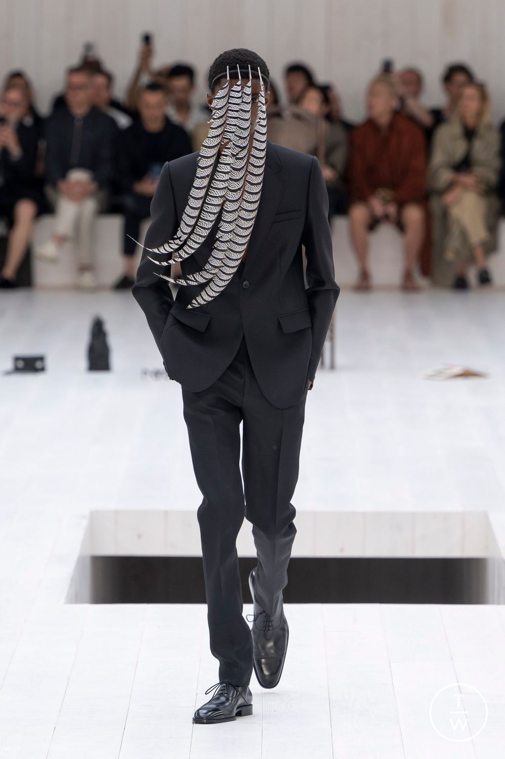 Fashion Week Paris Spring-Summer 2025 look 6 from the Loewe collection 男装