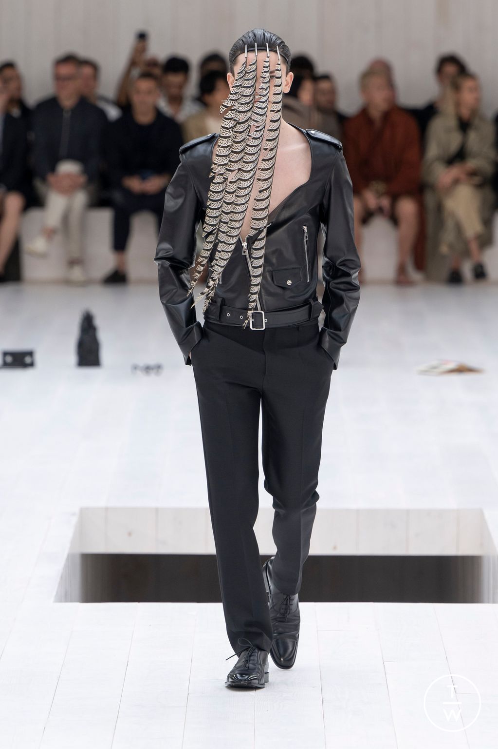 Fashion Week Paris Spring-Summer 2025 look 7 from the Loewe collection 男装