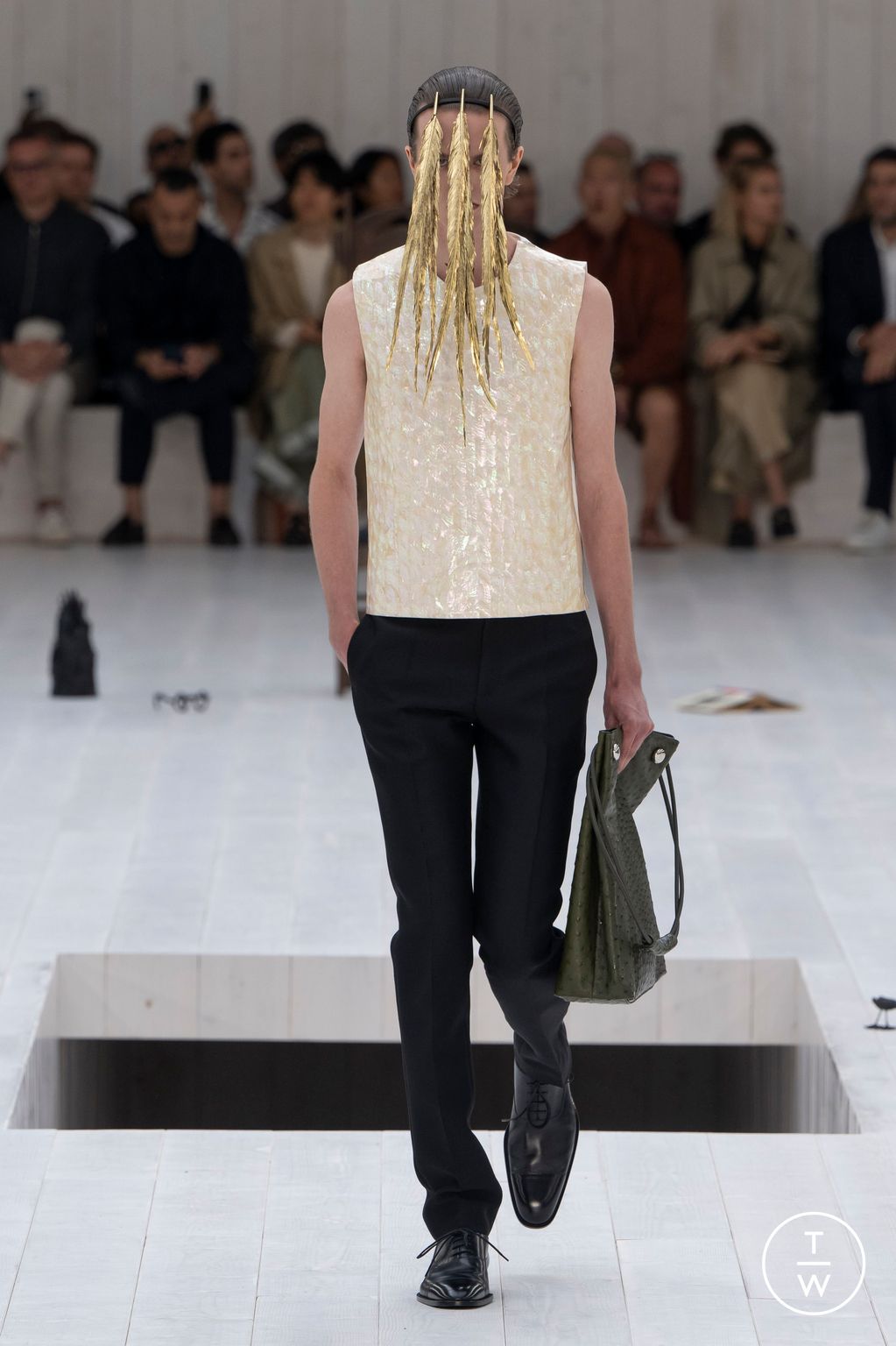 Fashion Week Paris Spring-Summer 2025 look 8 from the Loewe collection 男装