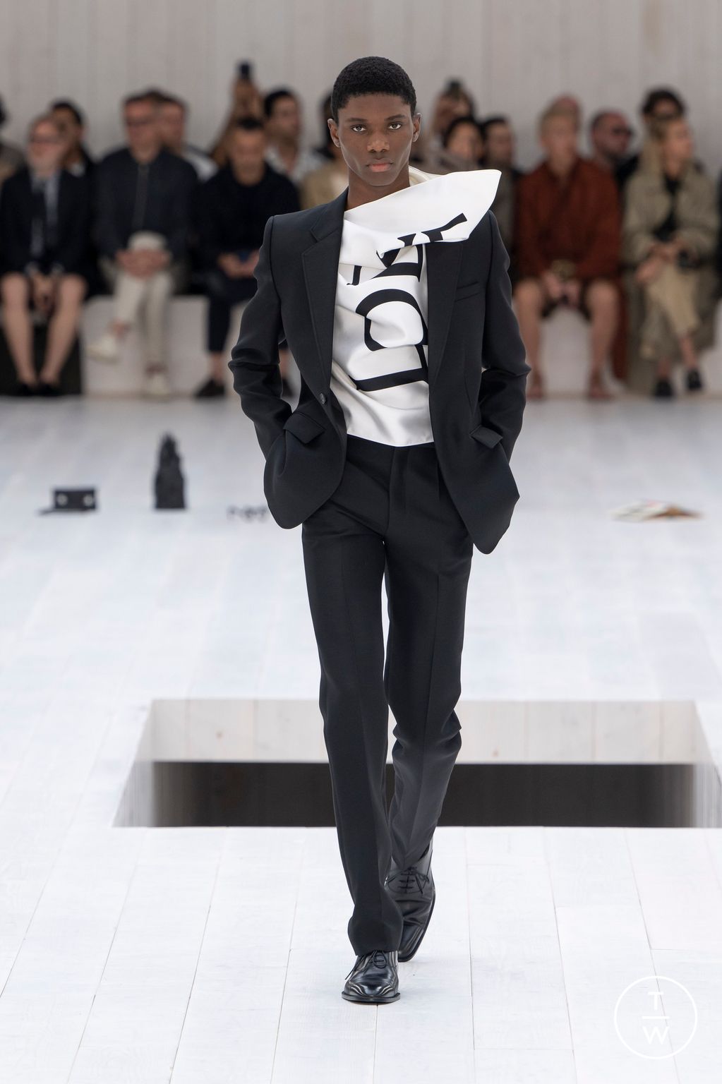 Fashion Week Paris Spring-Summer 2025 look 9 from the Loewe collection 男装