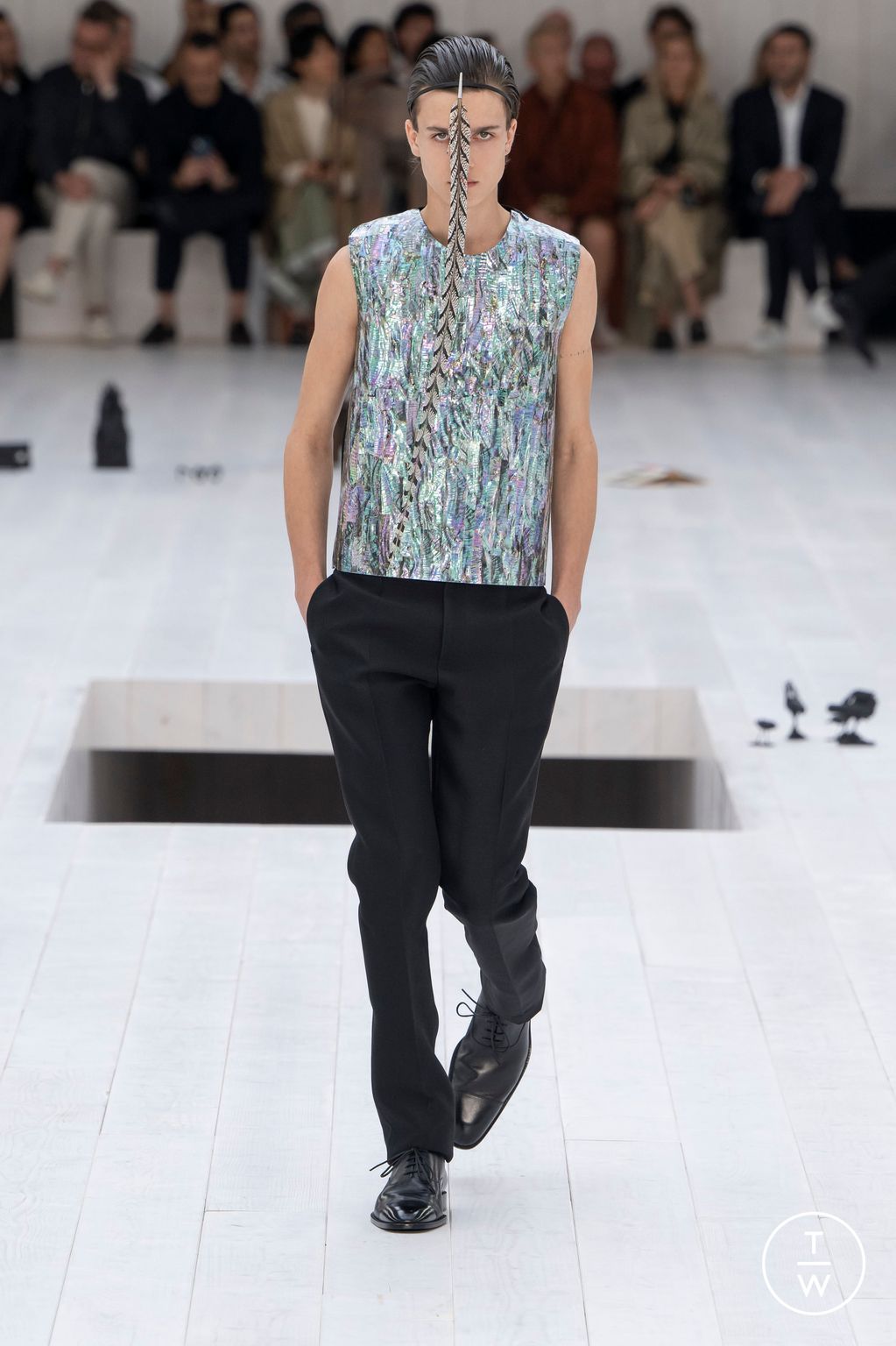 Fashion Week Paris Spring-Summer 2025 look 10 from the Loewe collection menswear