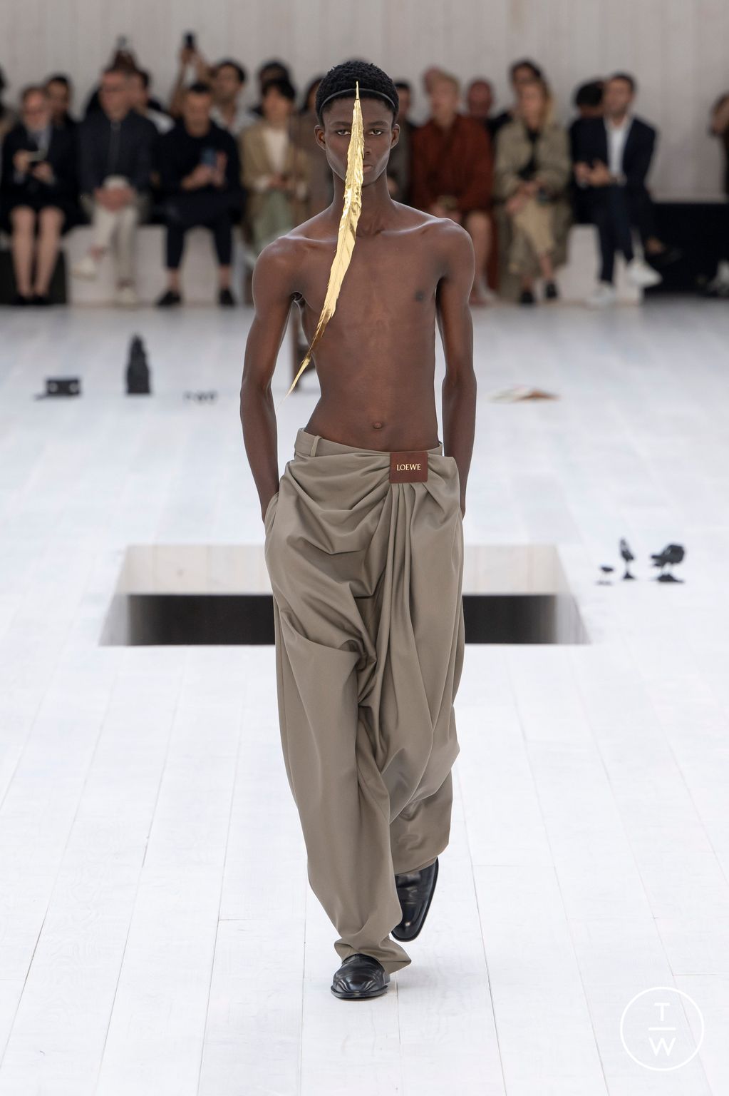 Fashion Week Paris Spring-Summer 2025 look 11 from the Loewe collection menswear