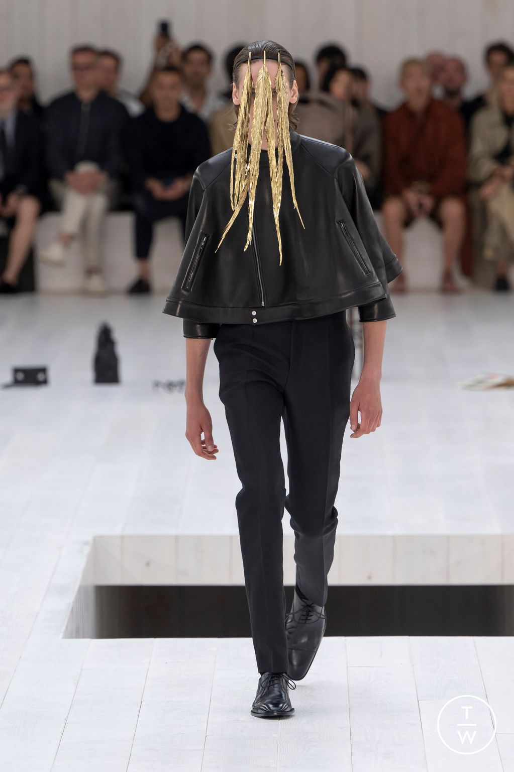 Fashion Week Paris Spring-Summer 2025 look 13 from the Loewe collection 男装