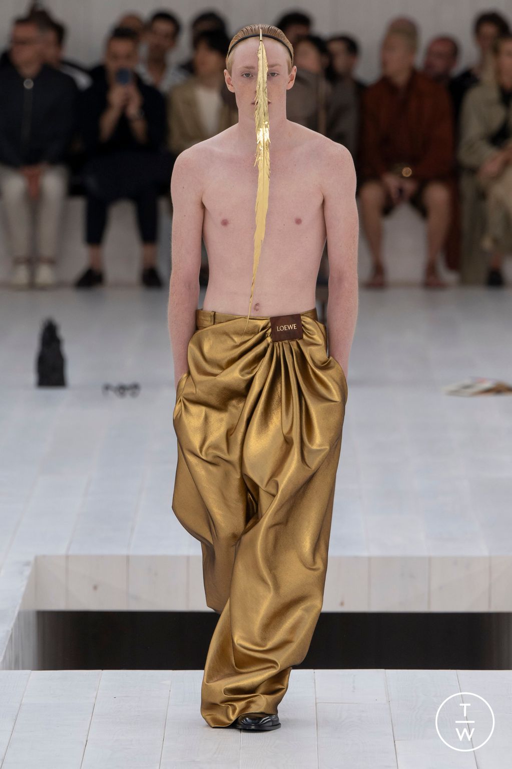 Fashion Week Paris Spring-Summer 2025 look 18 from the Loewe collection 男装