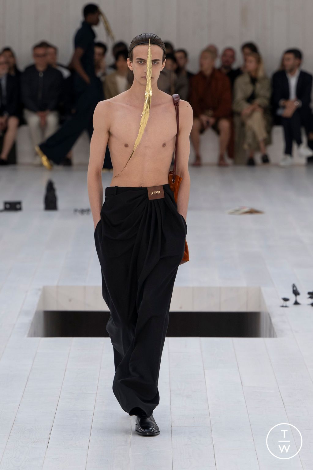 Fashion Week Paris Spring-Summer 2025 look 19 from the Loewe collection 男装