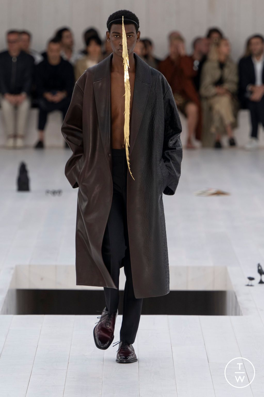 Fashion Week Paris Spring-Summer 2025 look 21 from the Loewe collection 男装