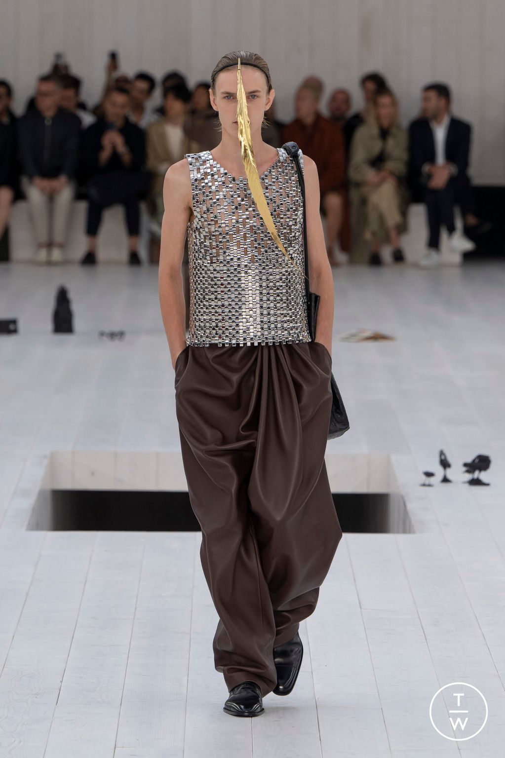Fashion Week Paris Spring-Summer 2025 look 22 from the Loewe collection 男装