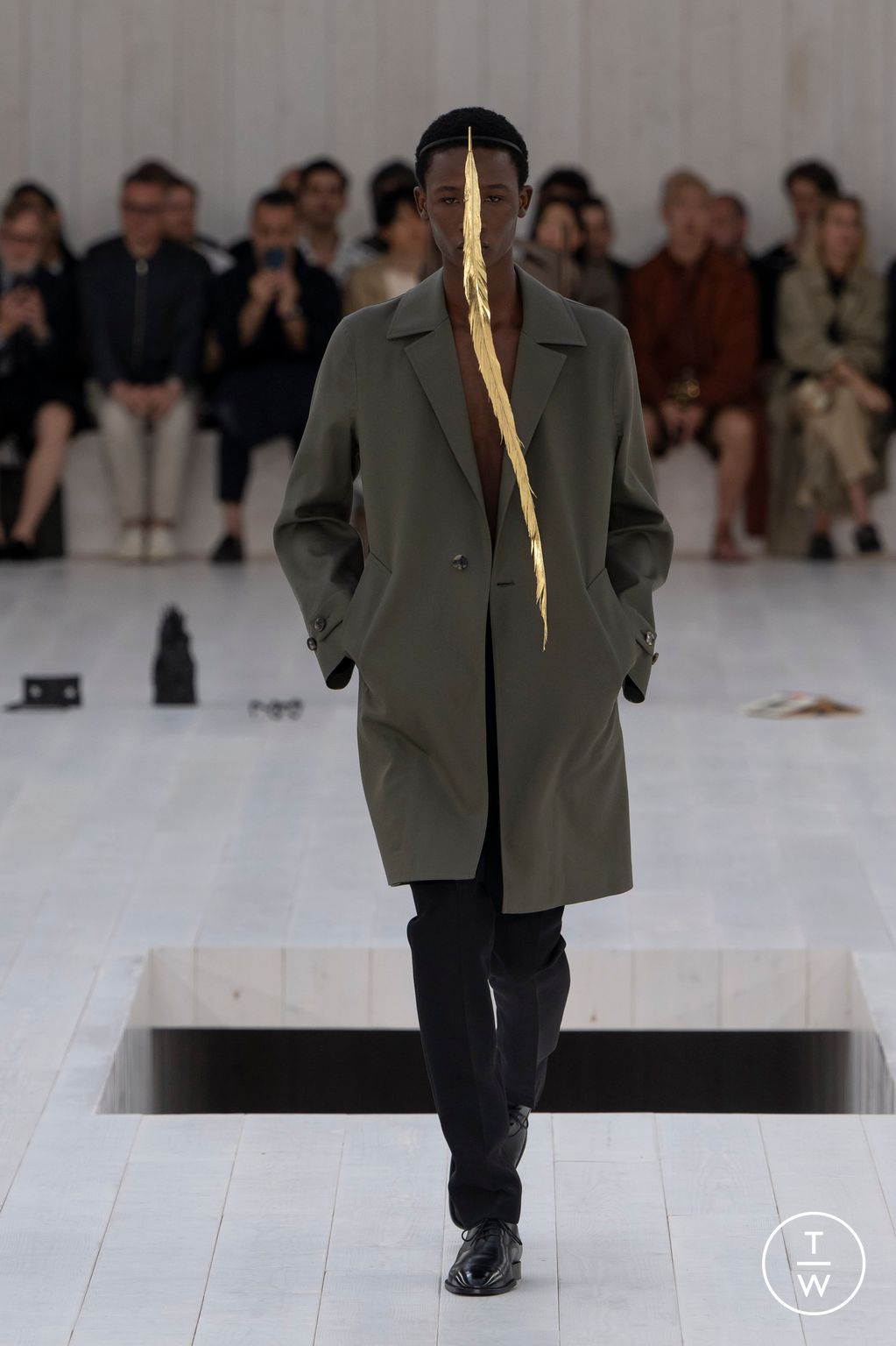 Fashion Week Paris Spring-Summer 2025 look 23 from the Loewe collection menswear