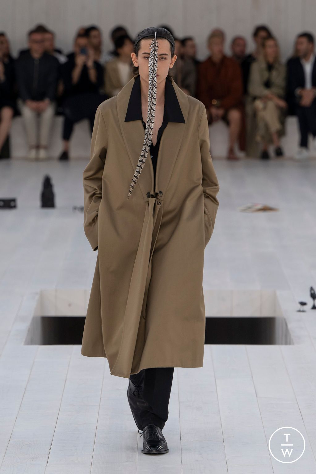 Fashion Week Paris Spring/Summer 2025 look 24 from the Loewe collection menswear