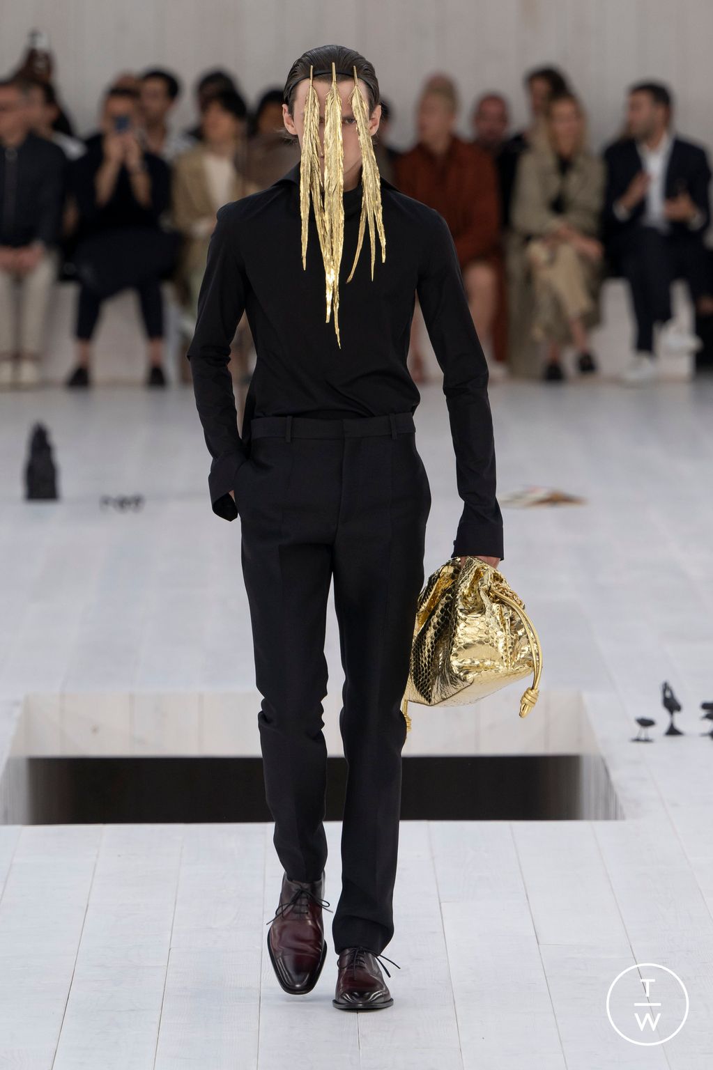 Fashion Week Paris Spring/Summer 2025 look 25 from the Loewe collection menswear