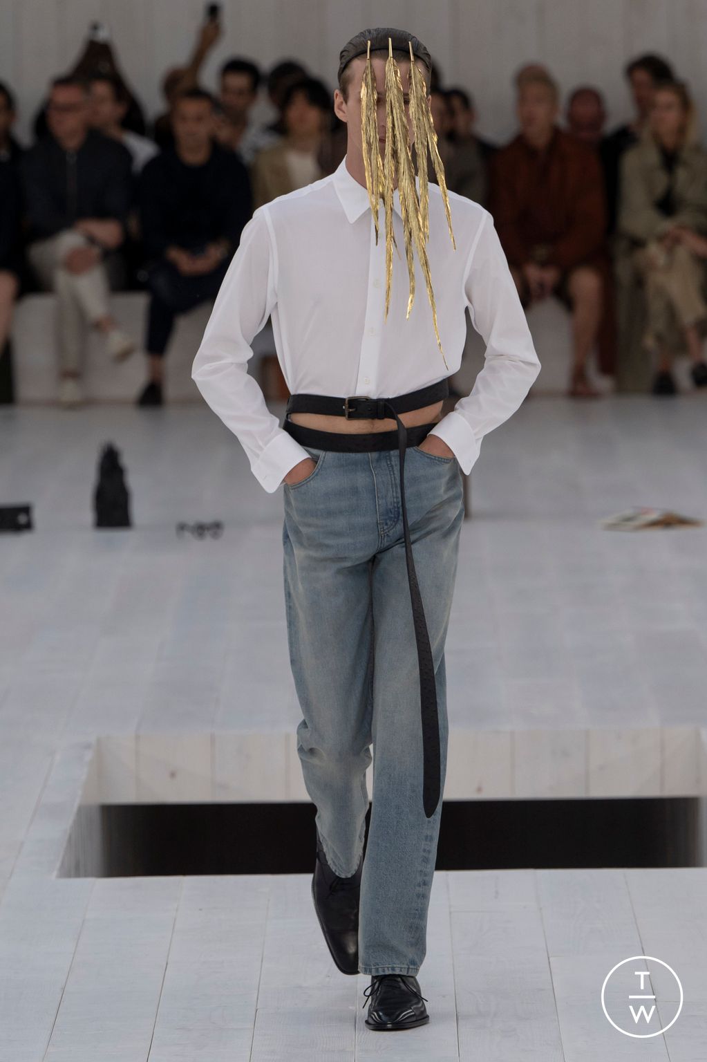 Fashion Week Paris Spring-Summer 2025 look 28 from the Loewe collection 男装