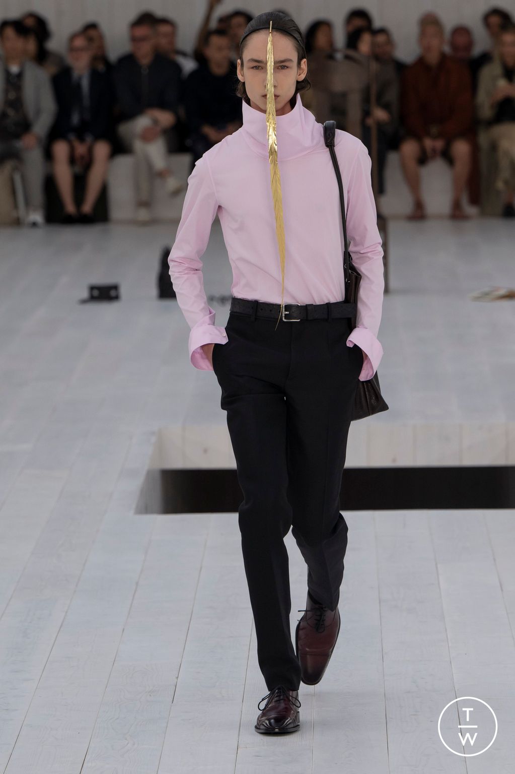 Fashion Week Paris Spring-Summer 2025 look 29 from the Loewe collection menswear