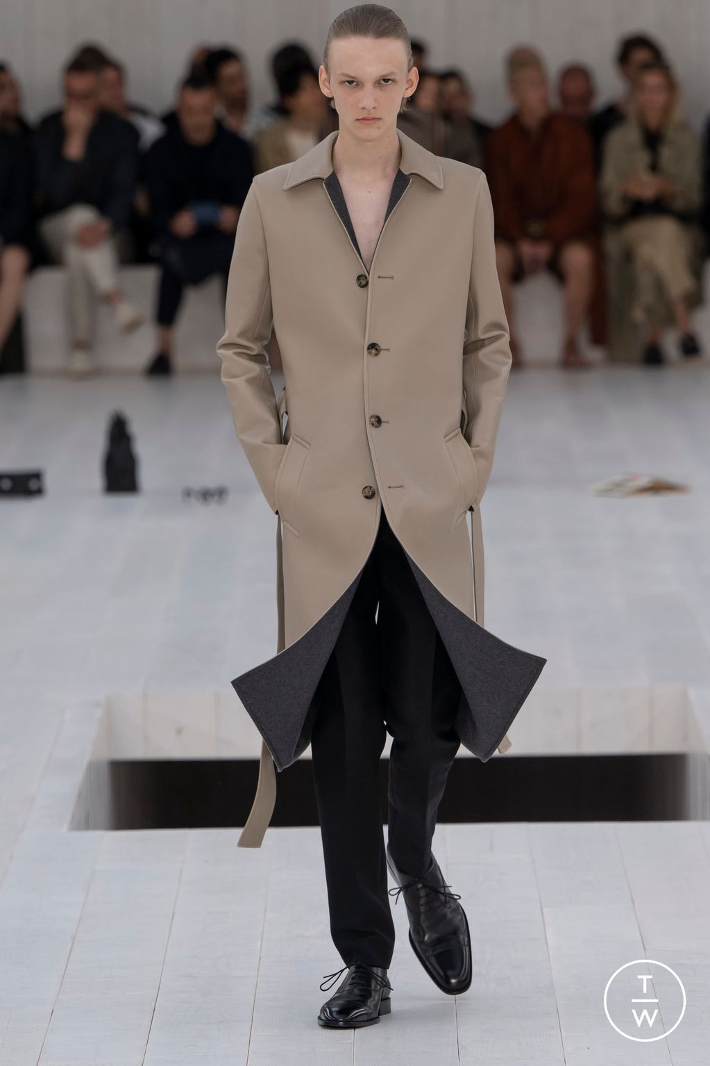 Fashion Week Paris Spring-Summer 2025 look 30 from the Loewe collection menswear