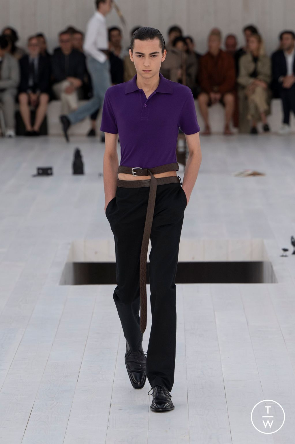 Fashion Week Paris Spring-Summer 2025 look 31 from the Loewe collection 男装