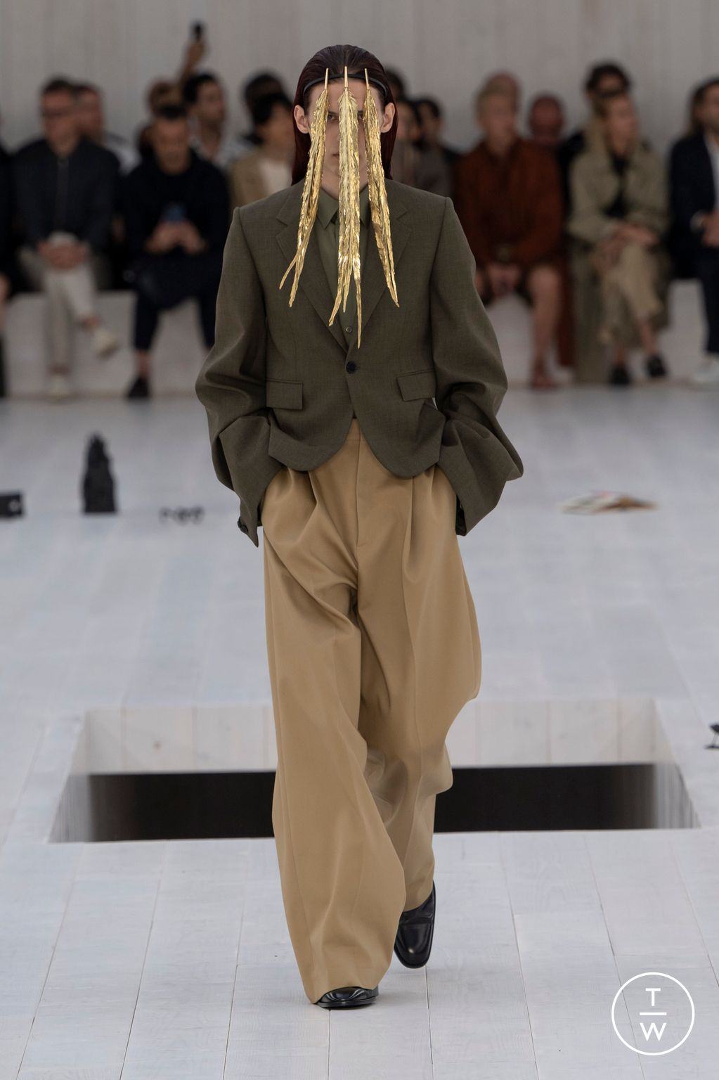 Fashion Week Paris Spring-Summer 2025 look 33 from the Loewe collection menswear