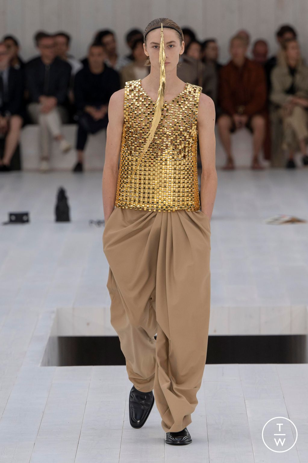 Fashion Week Paris Spring-Summer 2025 look 35 from the Loewe collection 男装