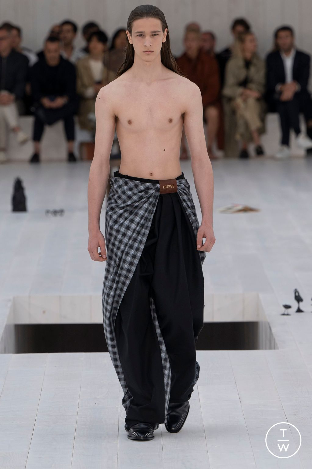 Fashion Week Paris Spring-Summer 2025 look 36 from the Loewe collection 男装