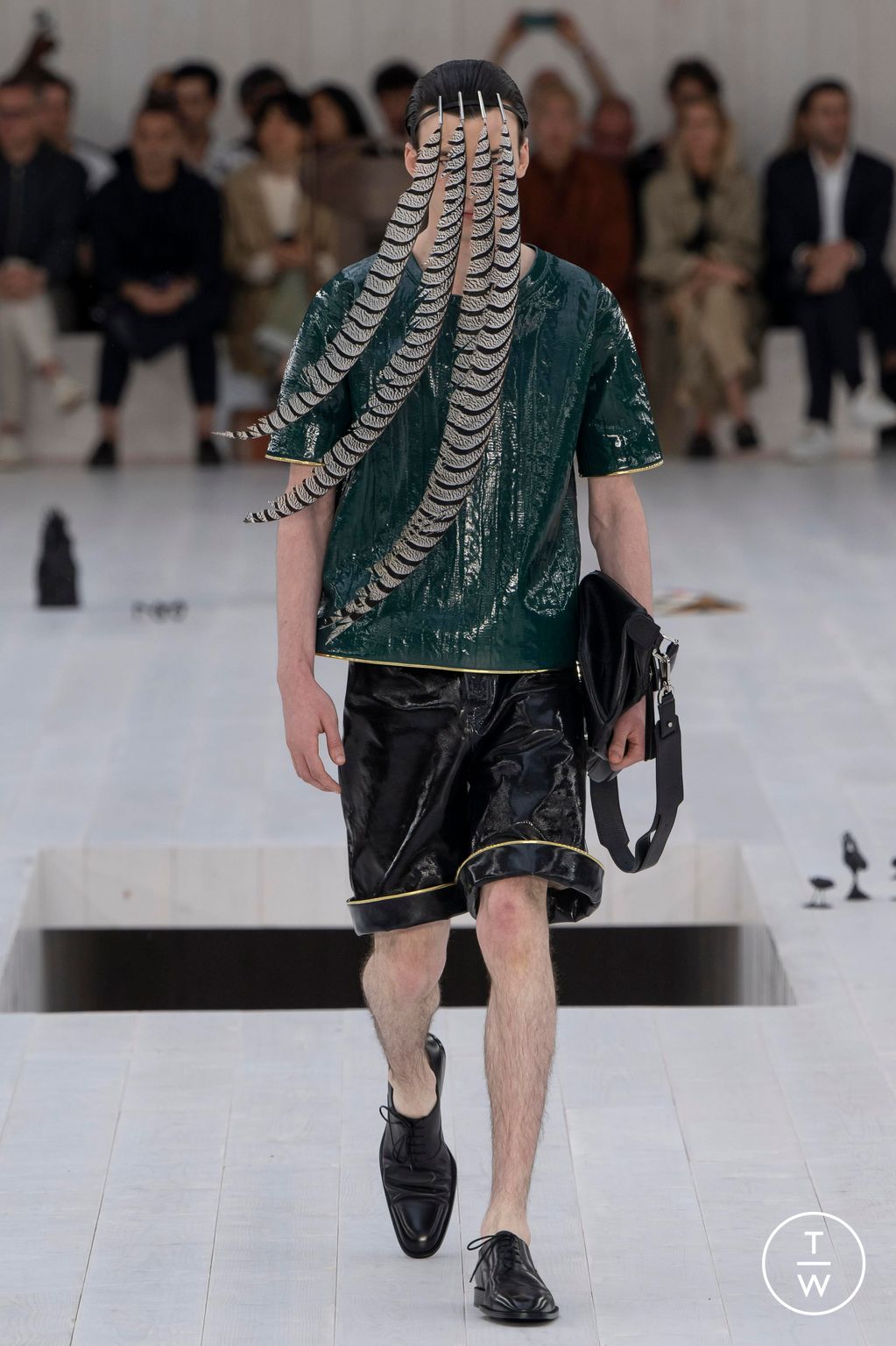 Fashion Week Paris Spring-Summer 2025 look 37 from the Loewe collection menswear
