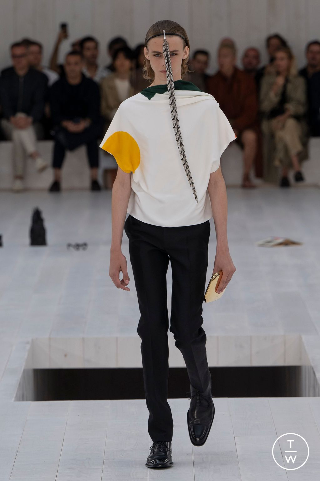 Fashion Week Paris Spring/Summer 2025 look 38 from the Loewe collection menswear
