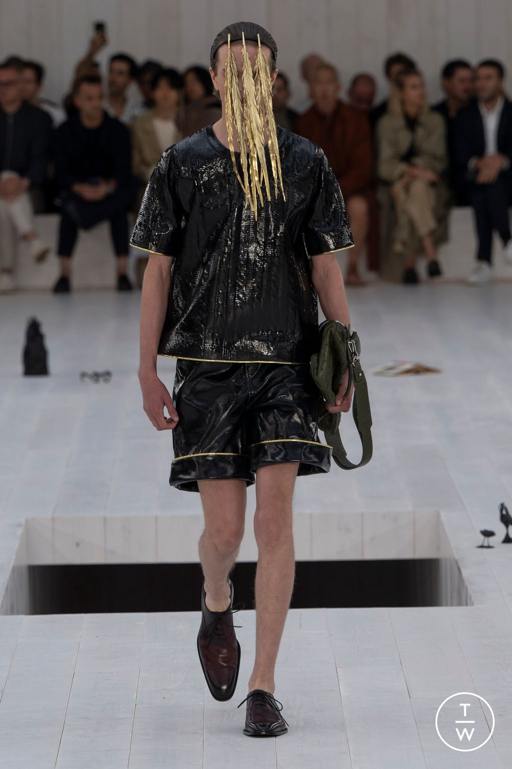 Fashion Week Paris Spring-Summer 2025 look 40 from the Loewe collection 男装