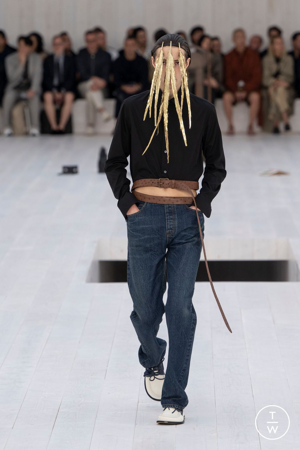 Fashion Week Paris Spring-Summer 2025 look 44 from the Loewe collection 男装