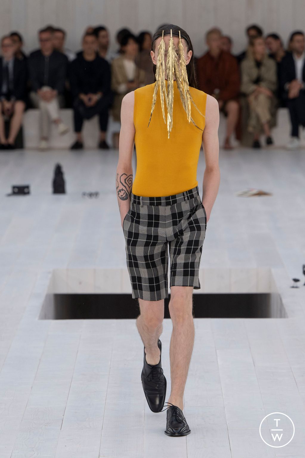 Fashion Week Paris Spring-Summer 2025 look 46 from the Loewe collection 男装