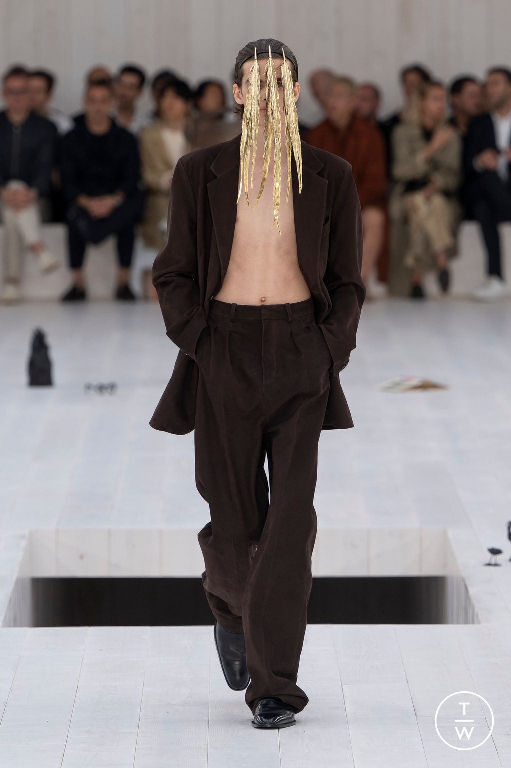 Fashion Week Paris Spring/Summer 2025 look 48 from the Loewe collection menswear