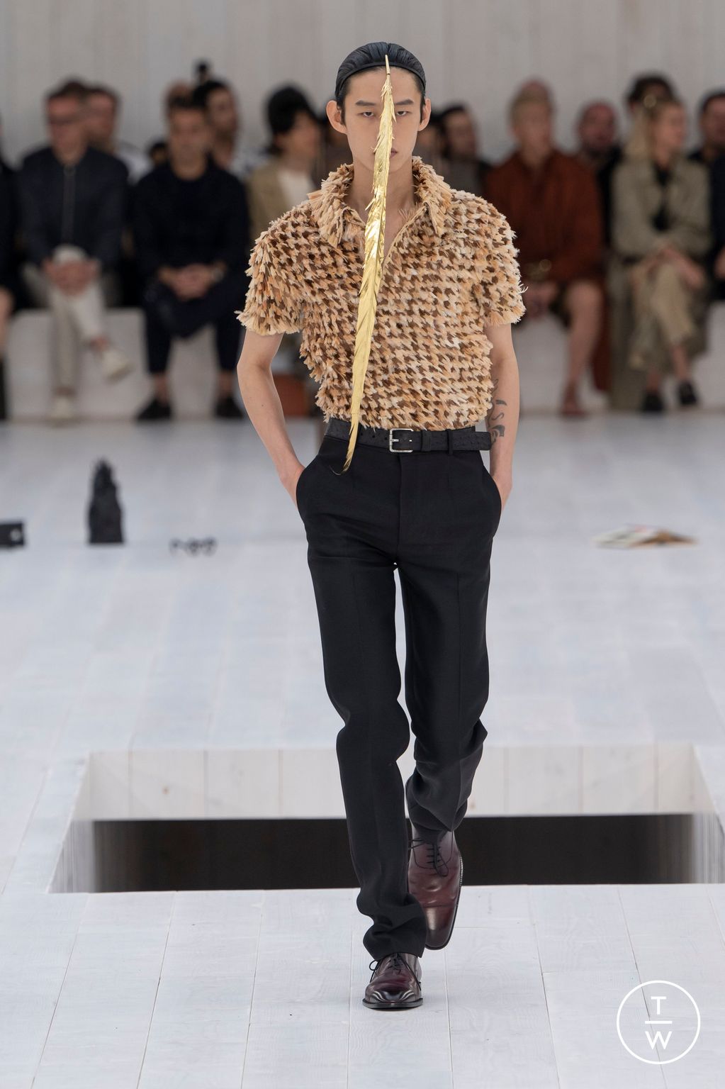 Fashion Week Paris Spring/Summer 2025 look 50 from the Loewe collection menswear