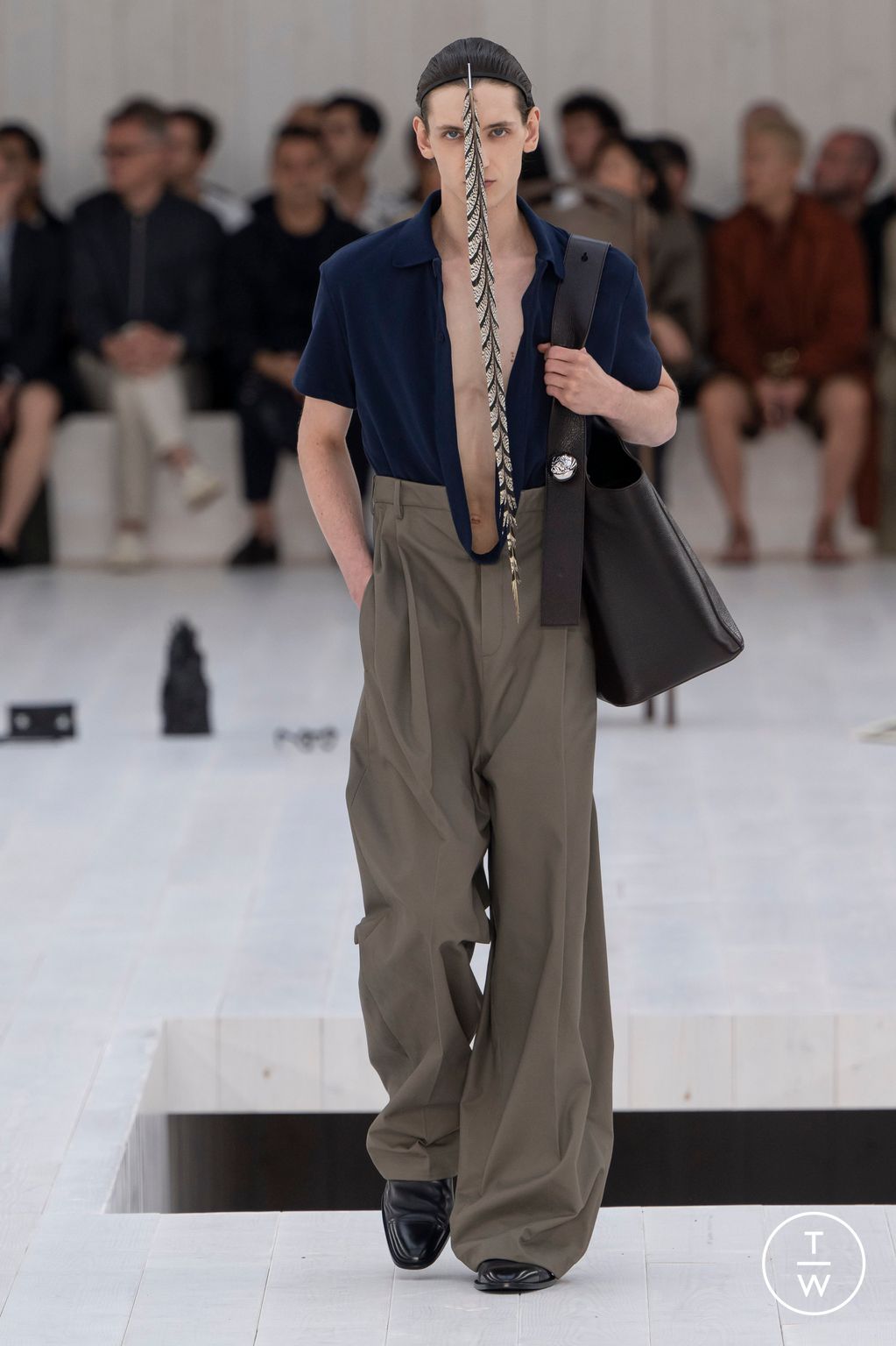 Fashion Week Paris Spring-Summer 2025 look 51 from the Loewe collection 男装