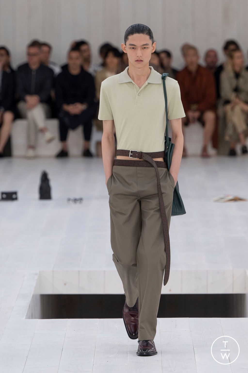 Fashion Week Paris Spring-Summer 2025 look 52 de la collection Loewe menswear